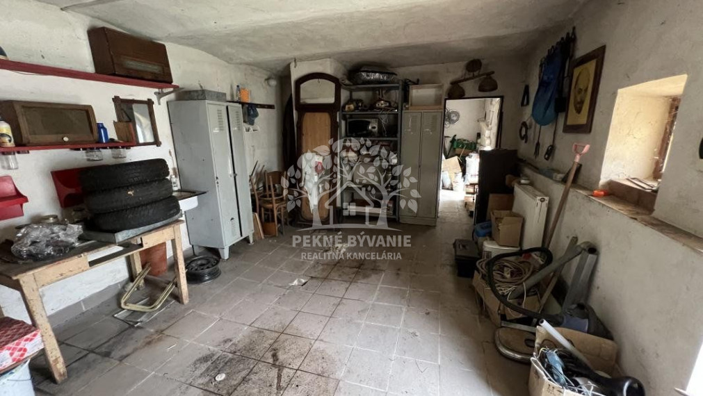 Predáme rodinný dom v centre Brezna s veľkým potenciálom-bývanie,garáže,priestory na podnikanie a prenájom