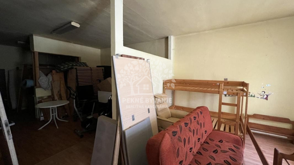 Predáme rodinný dom v centre Brezna s veľkým potenciálom-bývanie,garáže,priestory na podnikanie a prenájom