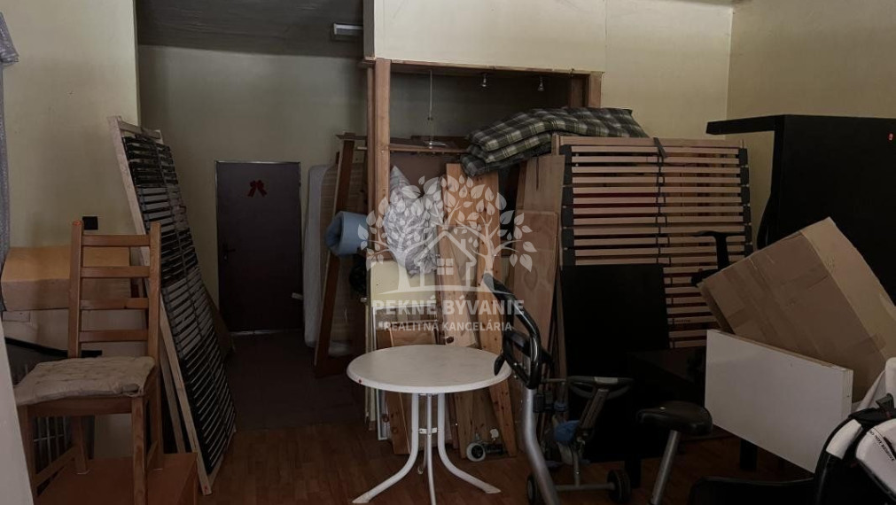 Predáme rodinný dom v centre Brezna s veľkým potenciálom-bývanie,garáže,priestory na podnikanie a prenájom