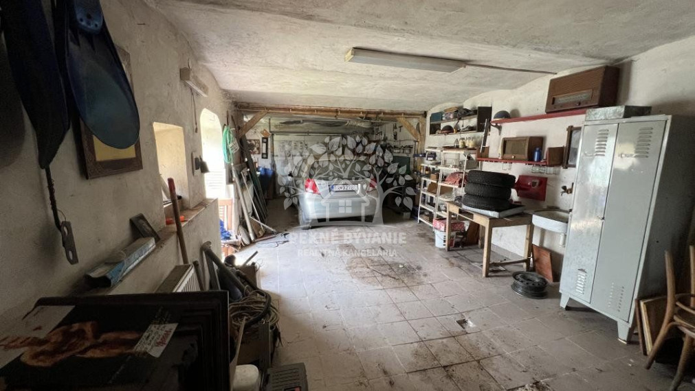 Predáme rodinný dom v centre Brezna s veľkým potenciálom-bývanie,garáže,priestory na podnikanie a prenájom