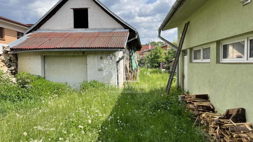 Predáme rodinný dom v centre Brezna s veľkým potenciálom-bývanie,garáže,priestory na podnikanie a prenájom