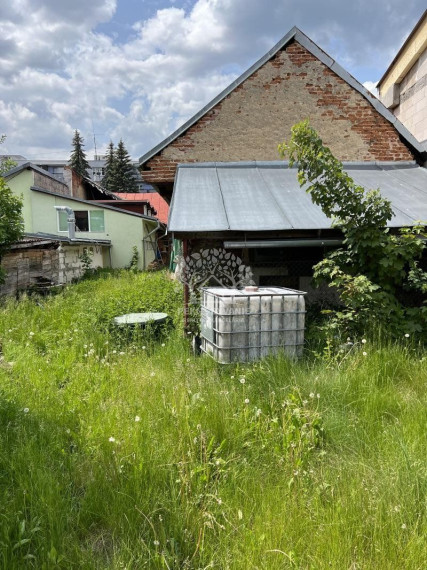 Predáme rodinný dom v centre Brezna s veľkým potenciálom-bývanie,garáže,priestory na podnikanie a prenájom