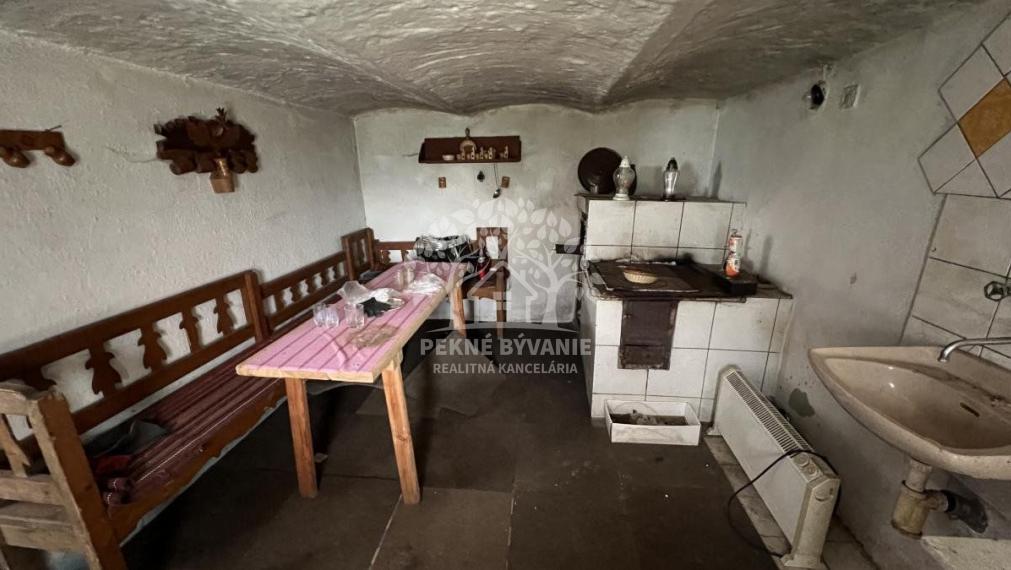 ZNÍŽENÁ SUMA: RODINNÝ DOMA S DREVENIČKOU V POHORELEJ
