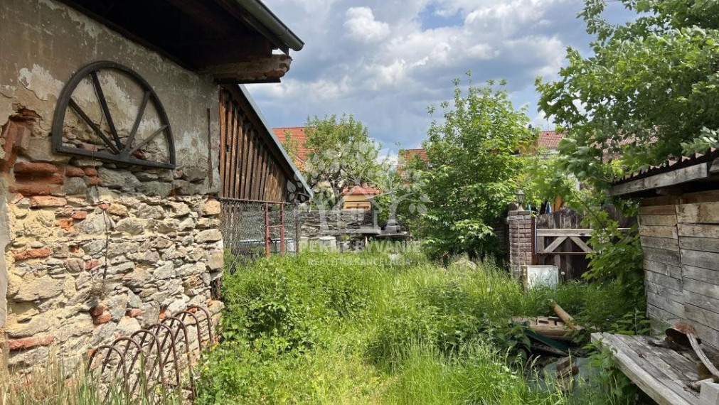 Predáme rodinný dom v centre Brezna s veľkým potenciálom-bývanie,garáže,priestory na podnikanie a prenájom