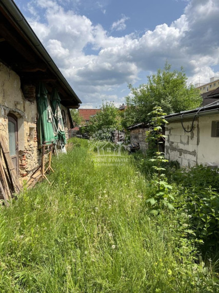 Predáme rodinný dom v centre Brezna s veľkým potenciálom-bývanie,garáže,priestory na podnikanie a prenájom
