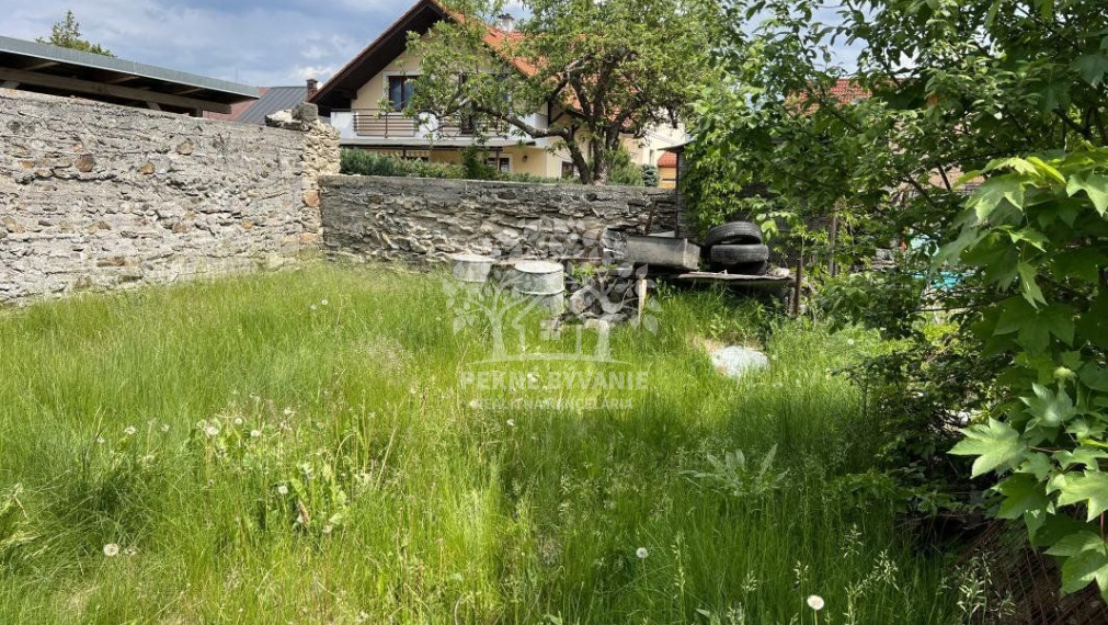 Predáme rodinný dom v centre Brezna s veľkým potenciálom-bývanie,garáže,priestory na podnikanie a prenájom