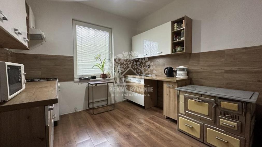 3 Izbový rodinný dom Brezno, polosamota, potôčik za domom,