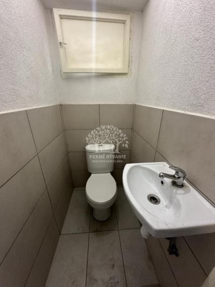 3 Izbový rodinný dom Brezno, polosamota, potôčik za domom,