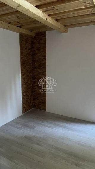 NA PREDAJ : RODINNÝ DOMČEK  A  MOBILNÝ DOM NA JEDNOM POZEMKU V PODBREZOVEJ