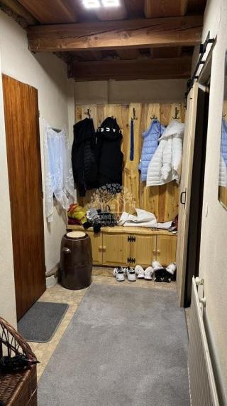 NA PREDAJ : RODINNÝ DOMČEK  A  MOBILNÝ DOM NA JEDNOM POZEMKU V PODBREZOVEJ