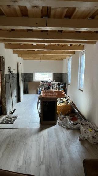 NA PREDAJ : RODINNÝ DOMČEK  A  MOBILNÝ DOM NA JEDNOM POZEMKU V PODBREZOVEJ