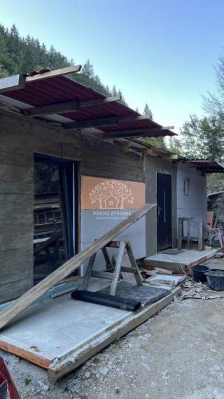 NA PREDAJ : RODINNÝ DOMČEK  A  MOBILNÝ DOM NA JEDNOM POZEMKU V PODBREZOVEJ