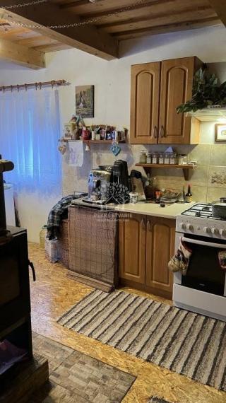 NA PREDAJ : RODINNÝ DOMČEK  A  MOBILNÝ DOM NA JEDNOM POZEMKU V PODBREZOVEJ