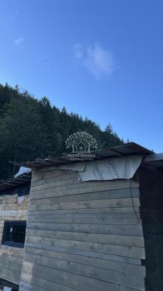 NA PREDAJ : RODINNÝ DOMČEK  A  MOBILNÝ DOM NA JEDNOM POZEMKU V PODBREZOVEJ