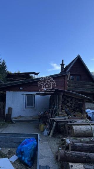 NA PREDAJ : RODINNÝ DOMČEK  A  MOBILNÝ DOM NA JEDNOM POZEMKU V PODBREZOVEJ