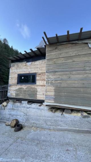 NA PREDAJ : RODINNÝ DOMČEK  A  MOBILNÝ DOM NA JEDNOM POZEMKU V PODBREZOVEJ