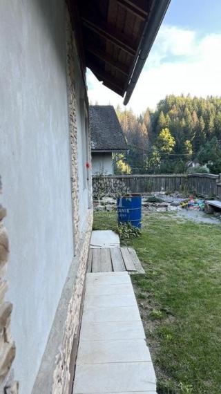 NA PREDAJ : RODINNÝ DOMČEK  A  MOBILNÝ DOM NA JEDNOM POZEMKU V PODBREZOVEJ