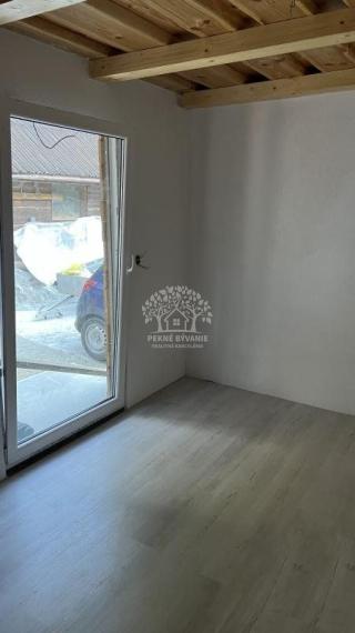 NA PREDAJ : RODINNÝ DOMČEK  A  MOBILNÝ DOM NA JEDNOM POZEMKU V PODBREZOVEJ