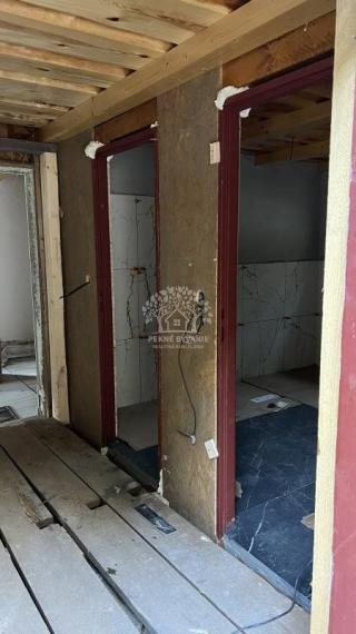 NA PREDAJ : RODINNÝ DOMČEK  A  MOBILNÝ DOM NA JEDNOM POZEMKU V PODBREZOVEJ