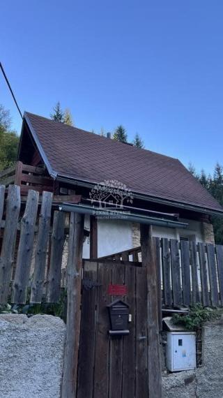 NA PREDAJ : RODINNÝ DOMČEK  A  MOBILNÝ DOM NA JEDNOM POZEMKU V PODBREZOVEJ