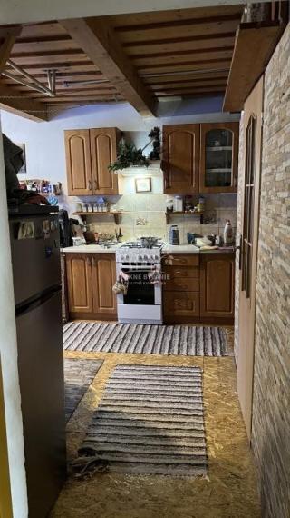 NA PREDAJ : RODINNÝ DOMČEK  A  MOBILNÝ DOM NA JEDNOM POZEMKU V PODBREZOVEJ