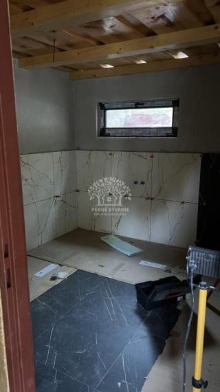 NA PREDAJ : RODINNÝ DOMČEK  A  MOBILNÝ DOM NA JEDNOM POZEMKU V PODBREZOVEJ