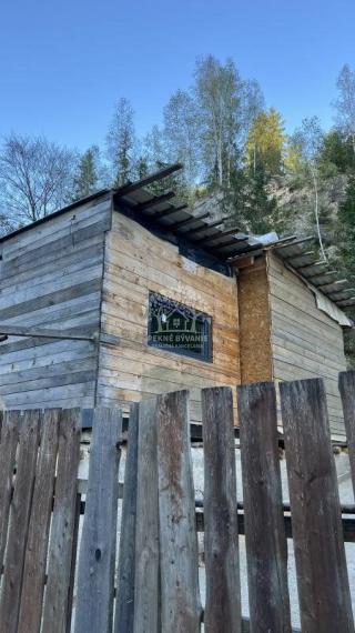 NA PREDAJ : RODINNÝ DOMČEK  A  MOBILNÝ DOM NA JEDNOM POZEMKU V PODBREZOVEJ