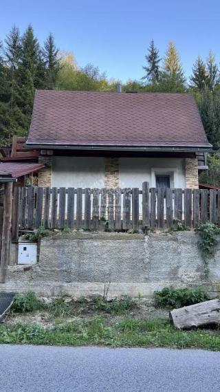 NA PREDAJ : RODINNÝ DOMČEK  A  MOBILNÝ DOM NA JEDNOM POZEMKU V PODBREZOVEJ