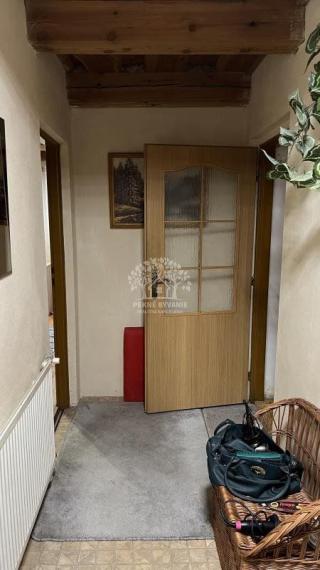 NA PREDAJ : RODINNÝ DOMČEK  A  MOBILNÝ DOM NA JEDNOM POZEMKU V PODBREZOVEJ