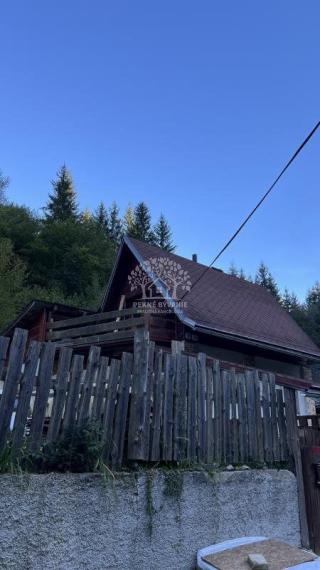 NA PREDAJ : RODINNÝ DOMČEK  A  MOBILNÝ DOM NA JEDNOM POZEMKU V PODBREZOVEJ