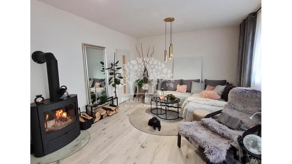 !!VÝRAZNÉ ZNÍŽENIE CENY!! LUXUSNÝ SLNEČNÝ 3 IZBOVÝ BYT 80 M2, 2 BALKÓNY, KRB, 2 PIVNICE, ZARIADENÝ GARÁŽ MÝTO POD ĎUMBIEROM
