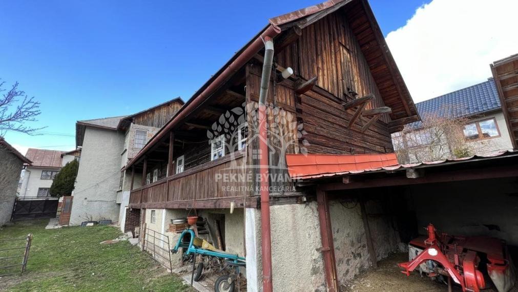 ZNÍŽENÁ SUMA: RODINNÝ DOMA S DREVENIČKOU V POHORELEJ