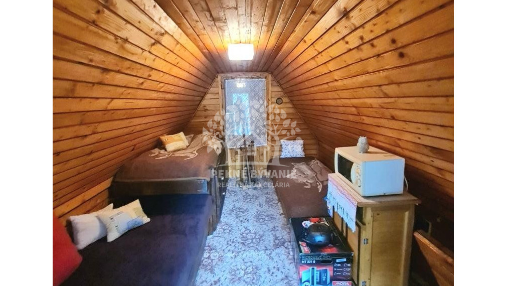 AKTUALIZOVANÁ CENA!! MUROVANÁ ZÁHRADNÁ CHATKA 3 IZBY PLUS KUCHYŇA REKONŠTRUOVANÁ ÚŽASNÉ VÝHĽADY, SLNEČNÁ ČASŤ-PADLIČKOVO-10 MINÚT OD MÝTA POD ĎUMBIEROM,POZEMOK 382 M2 ASF.PRÍST.CESTOU