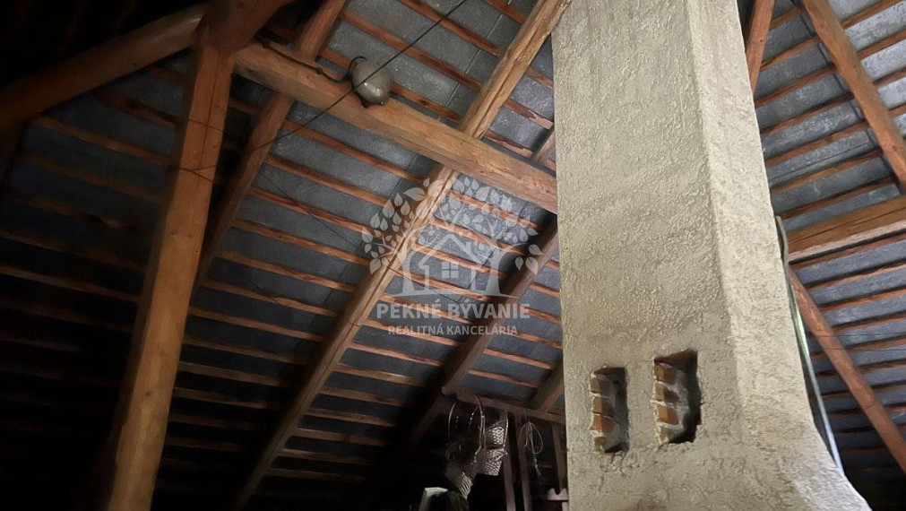 ZNÍŽENÁ CENA: Na predaj veľký dvojgeneračný rodinný dom v obci Hiadeľ