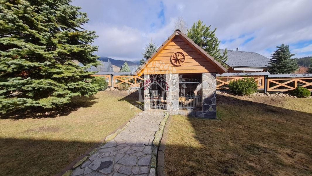 Predaj: zariadený moderný 5i zrub s bazénom, záhr.domčekmi, krásne prostredie - ihneď obývateľný