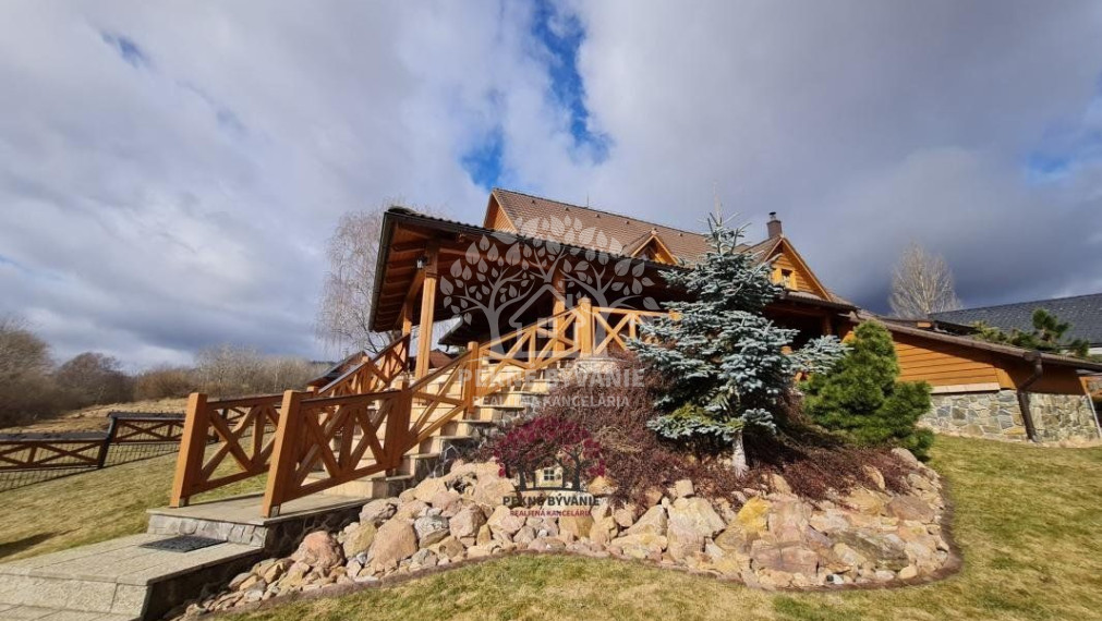 Predaj: zariadený moderný 5i zrub s bazénom, záhr.domčekmi, krásne prostredie - ihneď obývateľný