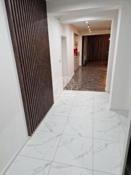 Skolaudovaná novostavba, nová terasa, nový plot nová skalka