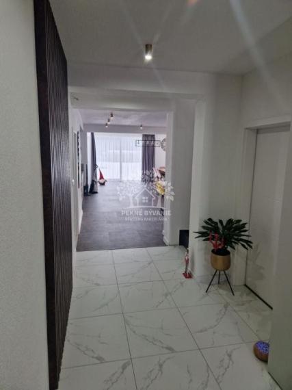 Skolaudovaná novostavba, nová terasa, nový plot nová skalka