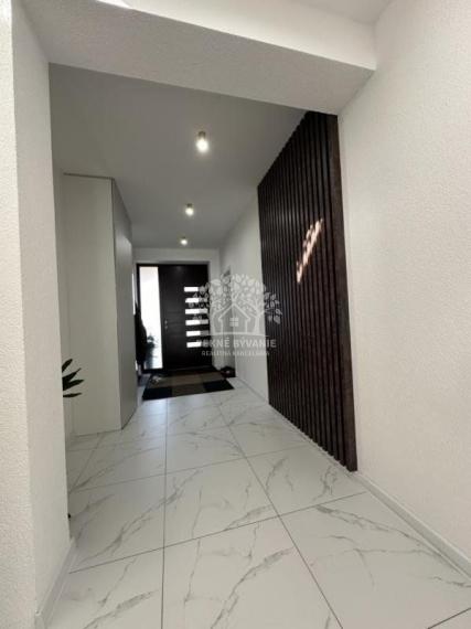 Skolaudovaná novostavba, nová terasa, nový plot nová skalka