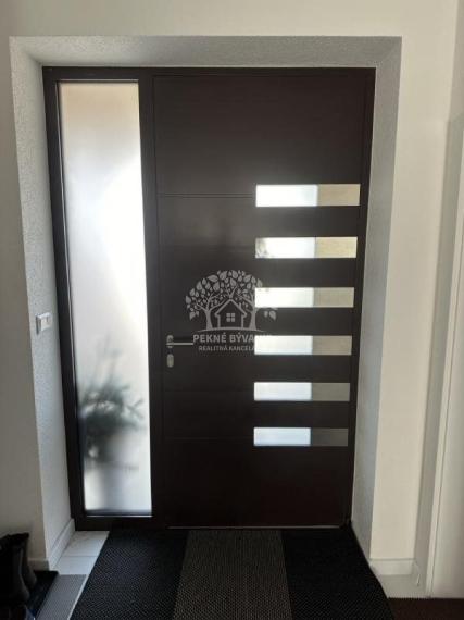 Skolaudovaná novostavba, nová terasa, nový plot nová skalka