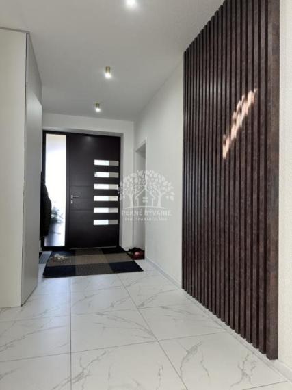 Skolaudovaná novostavba, nová terasa, nový plot nová skalka