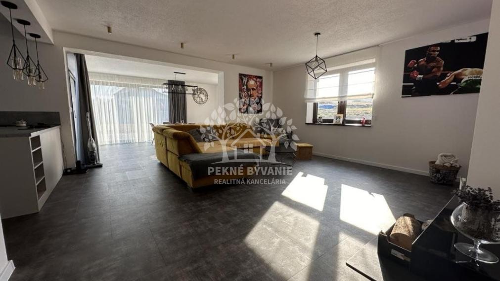 Skolaudovaná novostavba, nová terasa, nový plot nová skalka