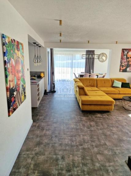 Skolaudovaná novostavba, nová terasa, nový plot nová skalka