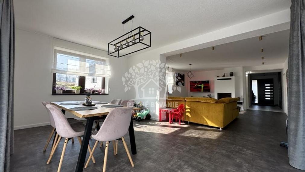 Skolaudovaná novostavba, nová terasa, nový plot nová skalka