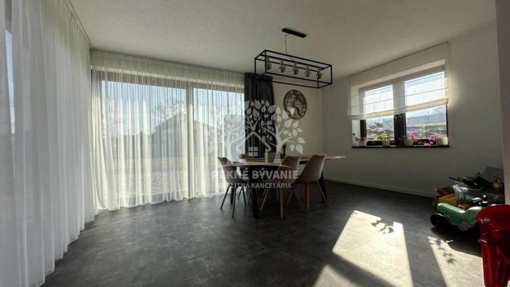 Skolaudovaná novostavba, nová terasa, nový plot nová skalka