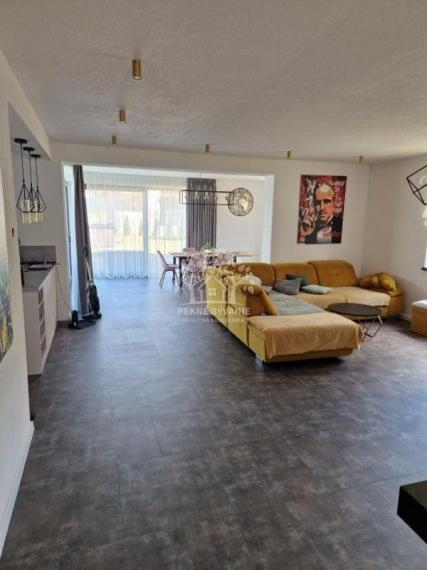 Skolaudovaná novostavba, nová terasa, nový plot nová skalka