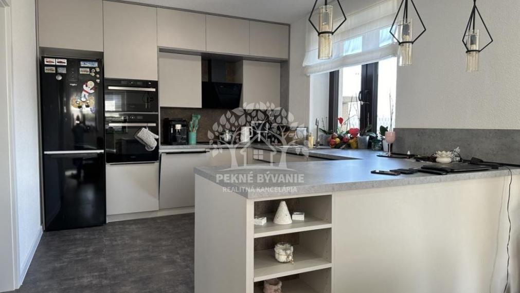 Skolaudovaná novostavba, nová terasa, nový plot nová skalka