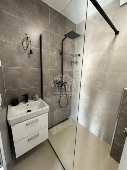 Skolaudovaná novostavba, nová terasa, nový plot nová skalka