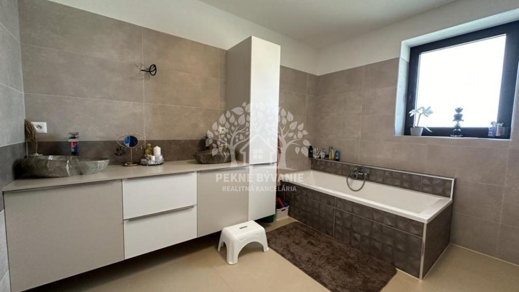 Skolaudovaná novostavba, nová terasa, nový plot nová skalka