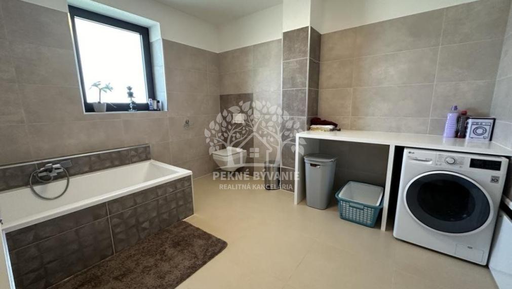 Skolaudovaná novostavba, nová terasa, nový plot nová skalka